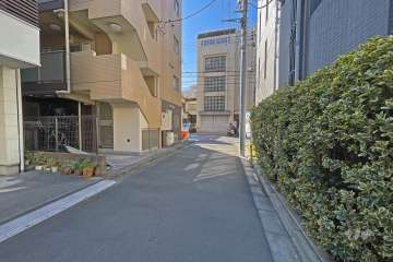 敷地の北側前面道路（東側から）