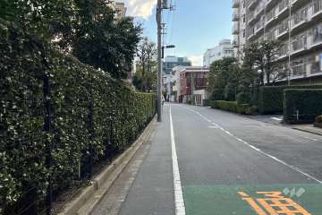 敷地西側の前面道路