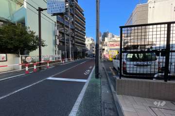 敷地の西側前面道路（南側から）