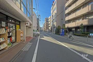 敷地の北側前面道路（東側から）