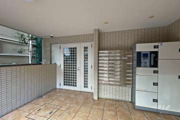 エントランスはオートロックと宅配ボックスが設置されています。