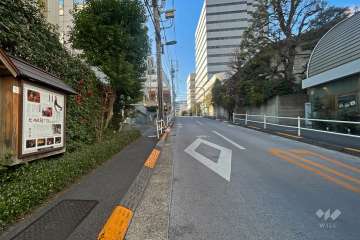 敷地北東側の前面道路（南東側から）