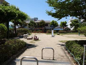 公園は木々が多く、遊具も充実しています。