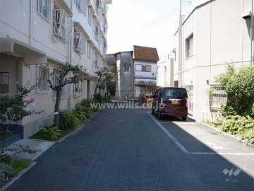 D棟北側の通路と駐車場