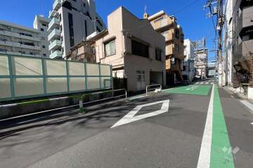 敷地の西側前面道路（南側から）