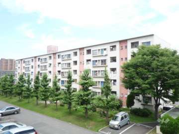 東園田団地２号棟の外観（南東側から）