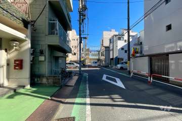 敷地北側の前面道路（東側から）