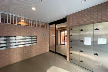 エントランスはオートロック・宅配ボックス付きです。