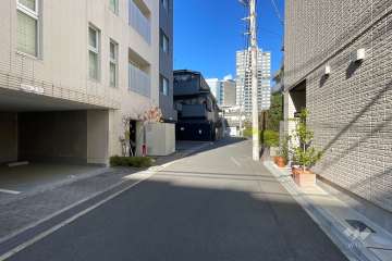 敷地の東側前面道路（南側から）