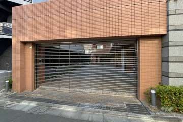 駐車場の出入り口（リングシャッター付き）