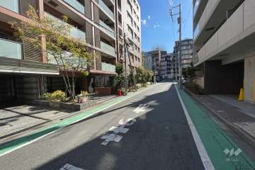 敷地西側の前面道路