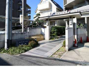 瓦屋根のエントランス