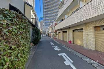 敷地北側の前面道路（西側から）