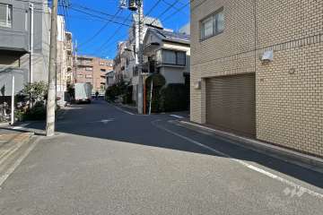 敷地西側の前面道路（南側から）