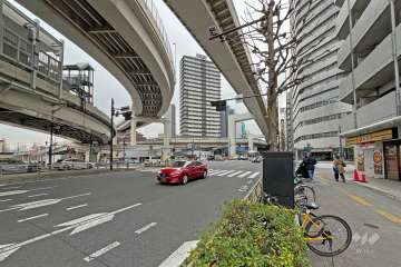敷地の南東側前面道路は国道20号線です。（北東側から）