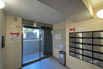 エントランスはオートロック付きです。