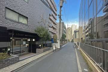 敷地東側の前面道路（南側から）