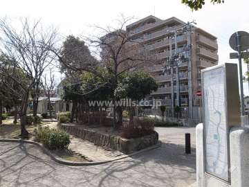 敷地の東側と北側は「蓬川公園」、「蓬川緑地」に面しています。