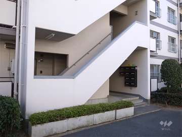 B棟の住戸入り口と共用ポスト