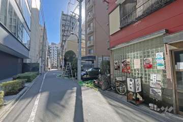 敷地の北側前面道路（西側から）