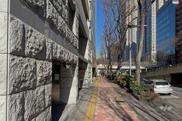 敷地の東側前面道路は公園通りです（南側から）。