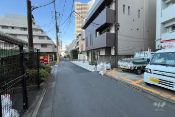 敷地の西側前面道路（南側から）