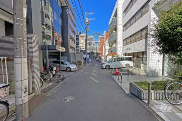 敷地の北側前面道路（東側から）