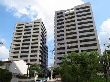 パークスクエア宝塚リバータワー（右側）とフォレストタワー（左側）