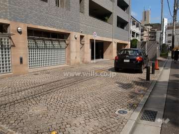 エントランスと駐車場前に設けられた車寄せのスペース