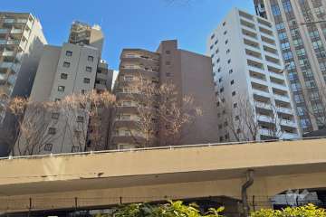 トーカン新宿第2キャステールの外観（西側から）