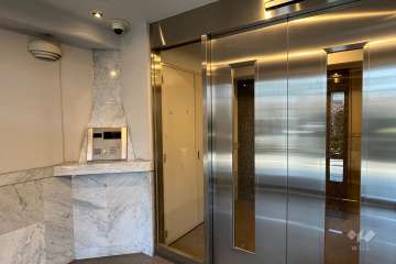 エントランスはオートロック付きです。