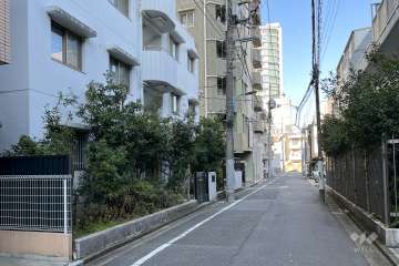 敷地の北東側前面道路（北西側から）