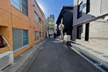 敷地南西側の前面道路（西側から）