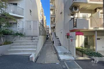 敷地西側の前面道路