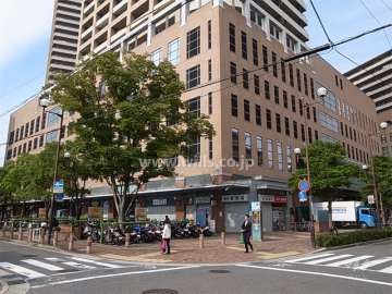 下層階には店舗が入っています。