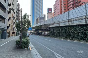 敷地南西側の前面道路（北西側から）