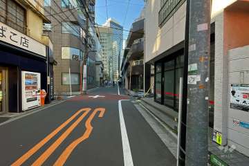 敷地南東側の前面道路（北東側から）