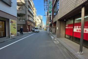 敷地南東側の前面道路（南西側から）