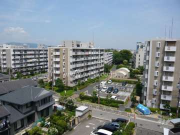 周辺はマンションや一戸建てが並ぶ住宅地です。