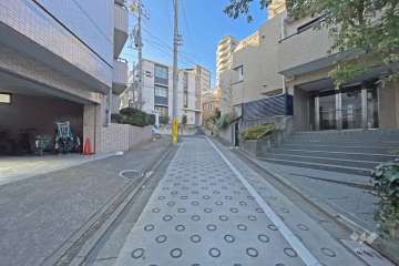 敷地の東側前面道路（北側から）