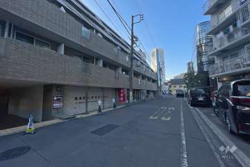 敷地西側の前面道路（北側から）