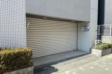 駐車場の出入り口（シャッター付き）