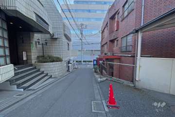 敷地の南側前面道路（西側から）