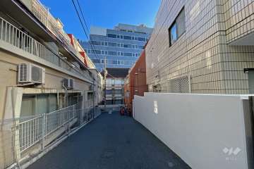 敷地の北側前面道路（西側から）