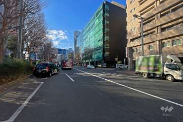 敷地東側の前面道路（南側から）