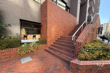 2階エントランスへのアプローチ