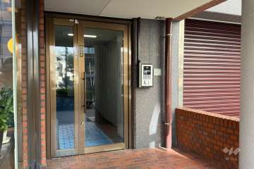 1階の出入口（オートロック付き）