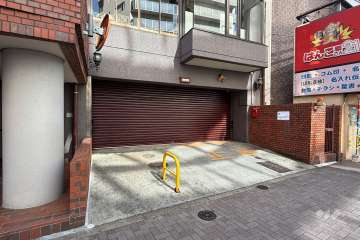 駐車場出入り口（シャッター付き）