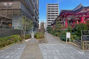 敷地の東側通路は『新宿天満宮』に隣接しています（南側から）。