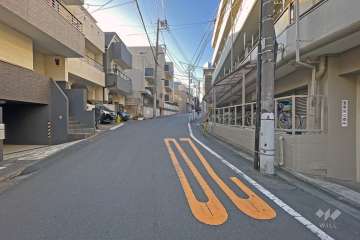 敷地の東側前面道路（北側から）